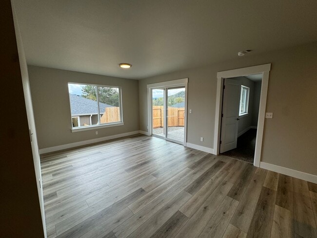 Building Photo - Green Area 3 Bedroom 2 Bath Duplex with Ga...