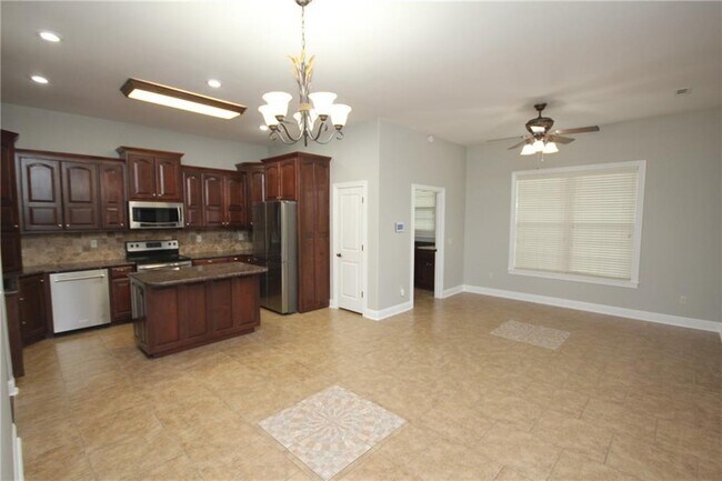 Building Photo - 610 Lyndal Ln