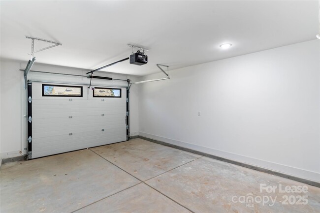 Building Photo - 931 N Granard St