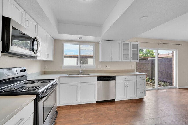 Building Photo - $2,550.00 - 4 Bedrooms, 2.5 Bathroom, Town...