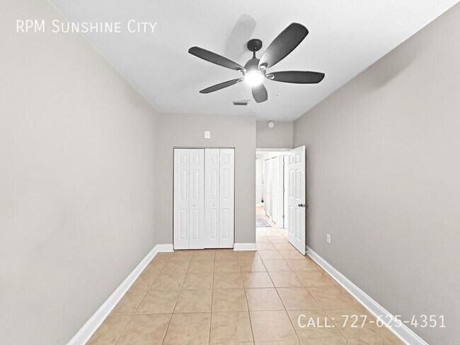 Building Photo - 701 Mirror Lake Dr N
