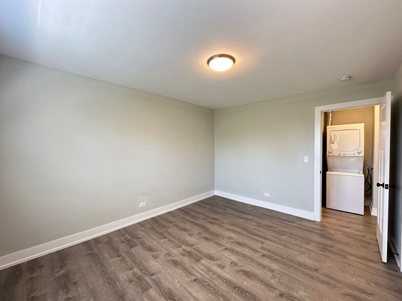 Building Photo - 447 W Surf St