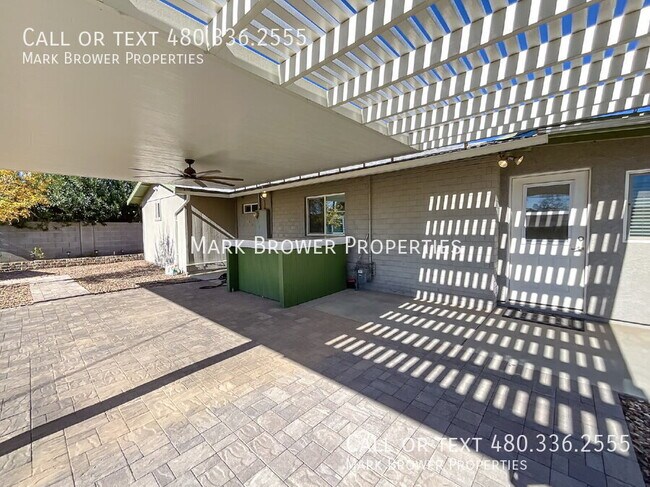 Building Photo - 2241 W Clarendon Ave