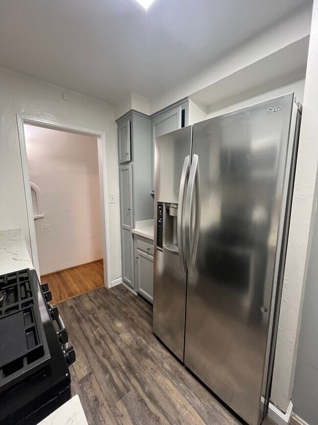 Building Photo - Renovated 1BR Steps to Windansea Beach