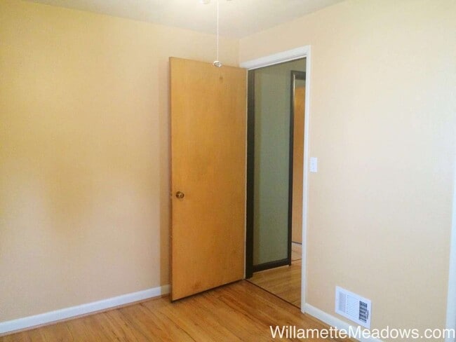 Building Photo - Amazing 4 Bedrooms, 2 Bathrooms, House in South Salem