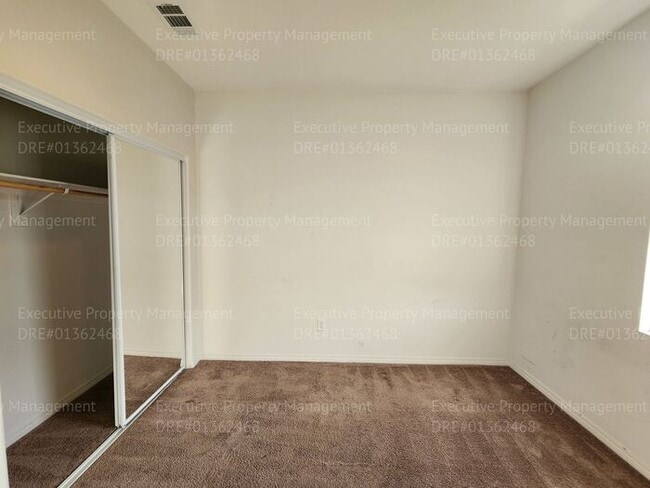 Building Photo - 3 bedroom/ 2.5 bathroom town home located in a secured gated community.