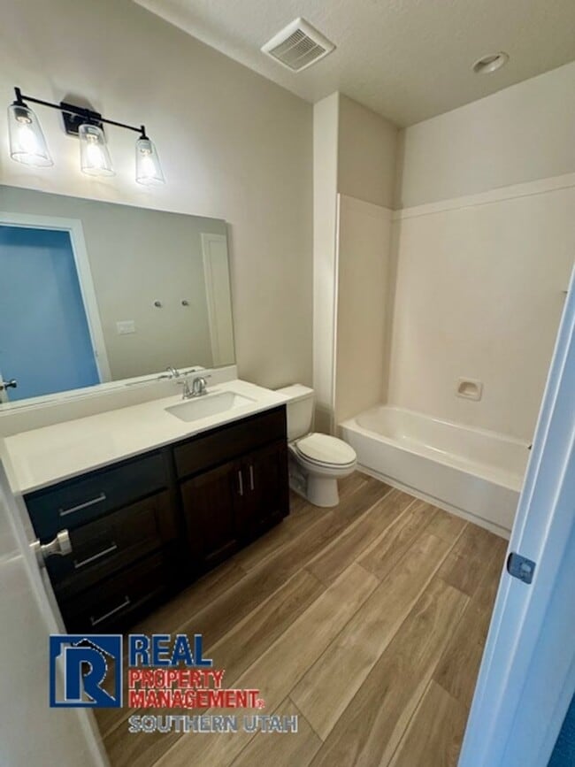 Building Photo - Woodland Estates Townhome