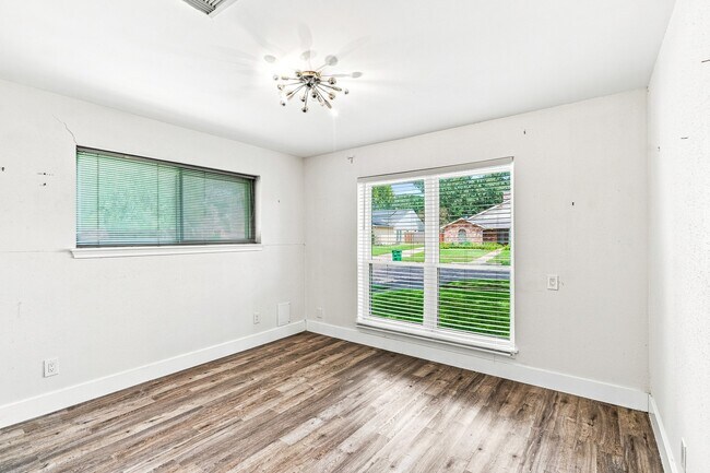 Building Photo - 1135 Trowbridge Dr
