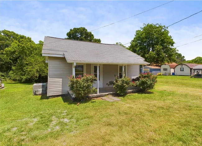 Front Exterior: Great curb appeal, The lawn provides a welcoming entrance to this lovely house - 1011 Elm St