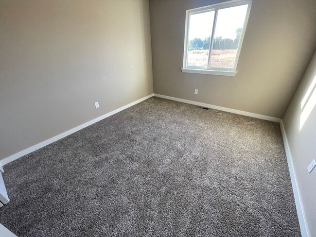 Building Photo - Located in Tieton!