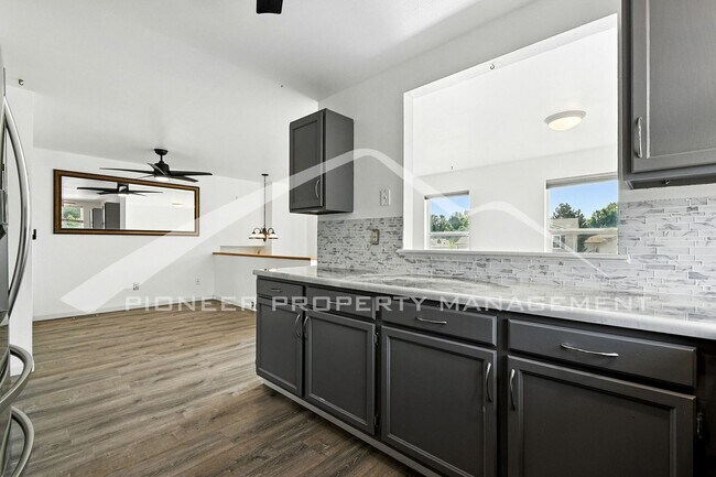 Building Photo - Spacious Home with Washer/Dryer and Centra...