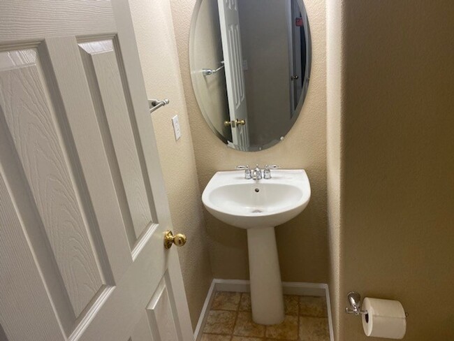 Building Photo - Condo with access to clubhouse and interne...