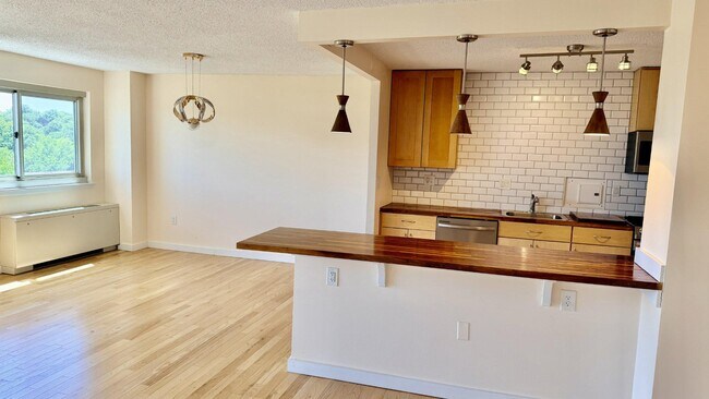 Building Photo - 1225 Martha Custis Dr