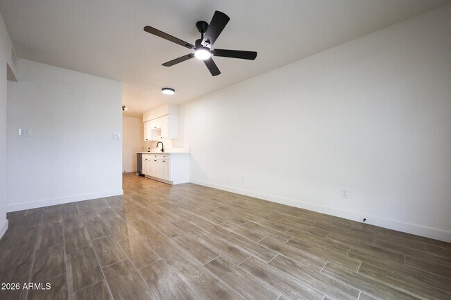 Building Photo - 558 S Lesueur