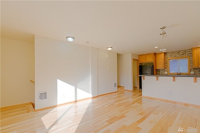 Building Photo - Charming 3-Story townhome located near Hig...