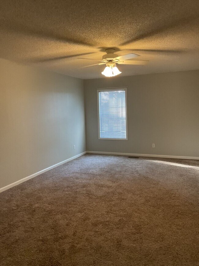 Building Photo - Briarwood West!!  LVP In Living Room!!