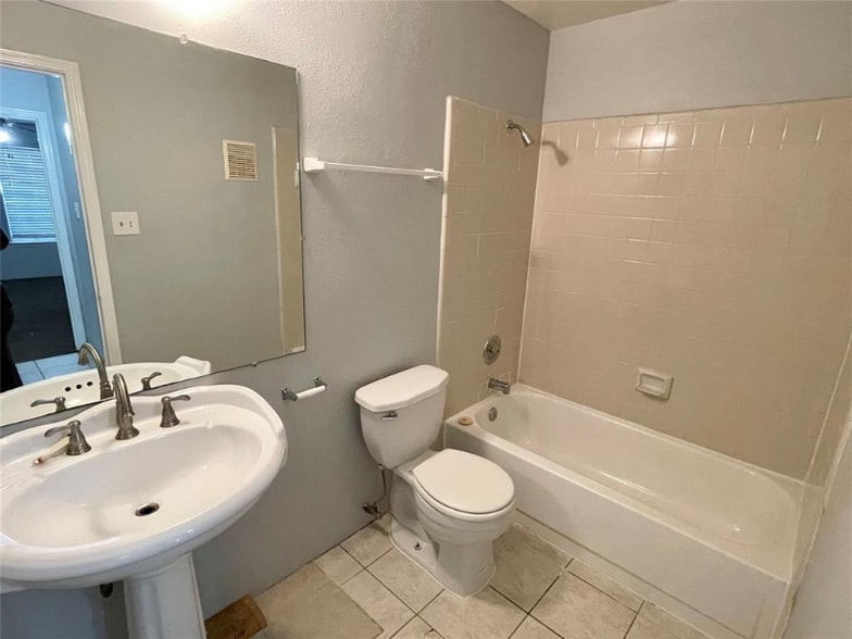 Building Photo - 9797 Leawood Blvd