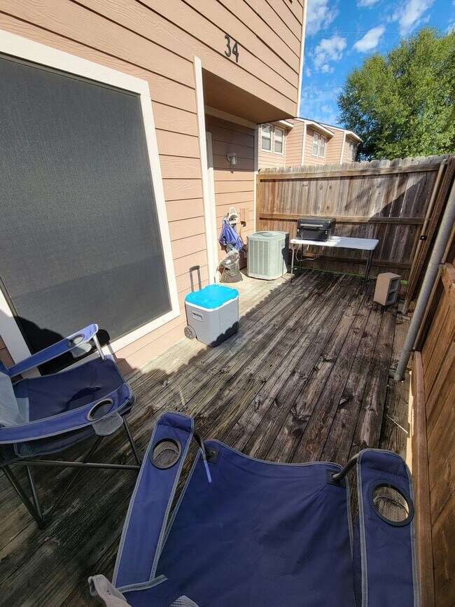 Building Photo - Bryan - 2-bedroom / 1.5-bath / 2 story Tow...