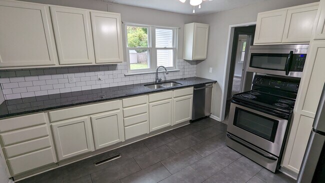 Building Photo - 3840 Homecomer Dr