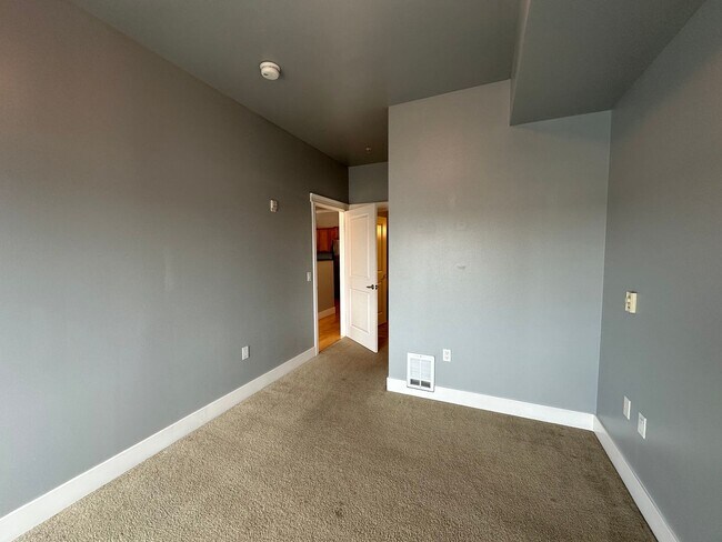 Building Photo - 1 Bed, 1 Bath Condo with Bellingham Bay View and parking garage