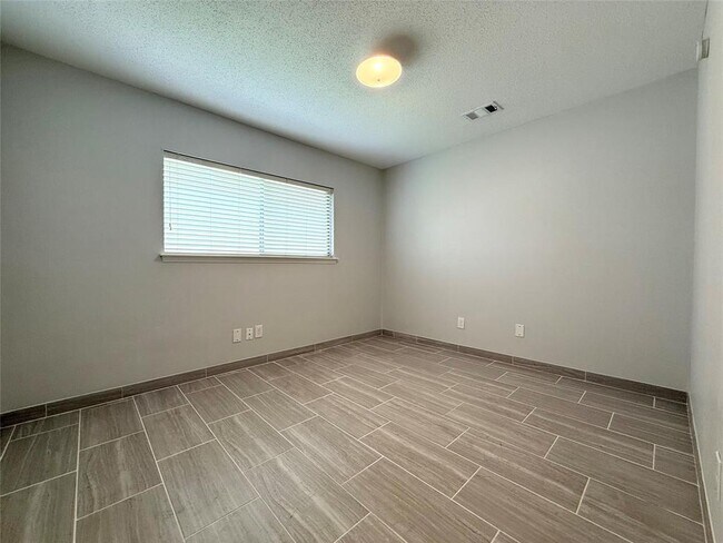 Building Photo - 2131 Highland Hills Dr