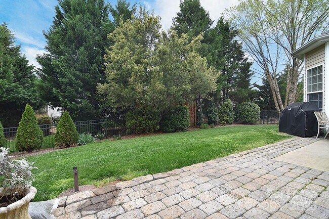 Building Photo - 1116 Sarandon Dr