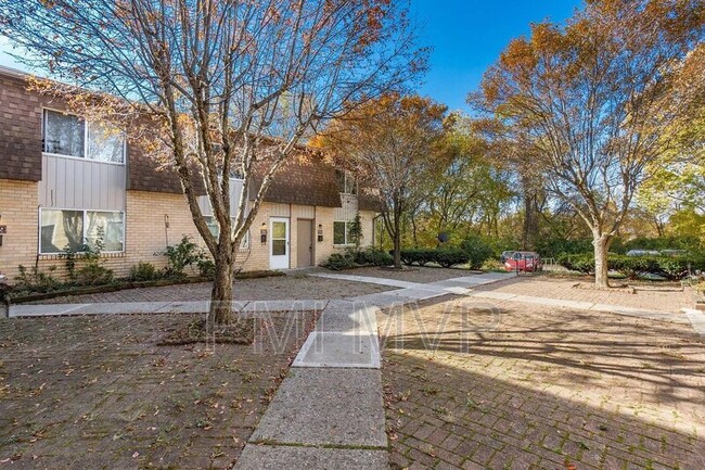 Building Photo - 7280 Broadwyn Dr