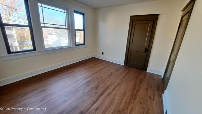 Building Photo - 909 Linden St