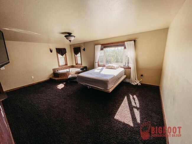 Building Photo - 4015 Green Meadow Dr