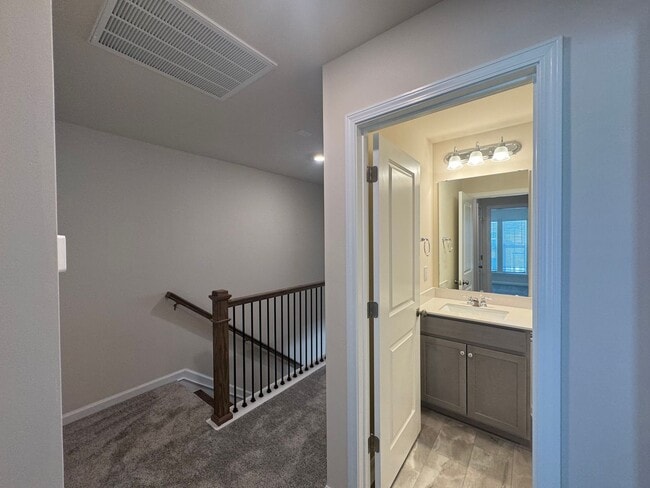 Building Photo - Stunning 3BR 2.5BA Townhome in Jamestown