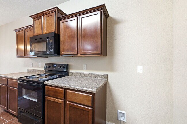 Building Photo - House in a Gated community with SOLAR PANELS!