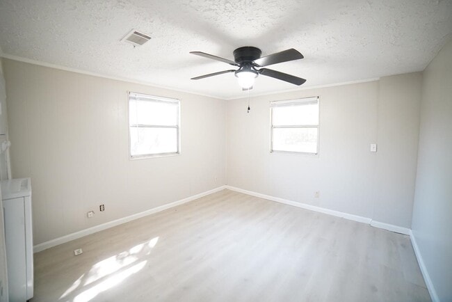 Building Photo - 318 Meadowbrook Ln