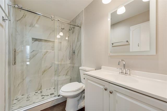 Building Photo - 2218 Meadowglen Dr