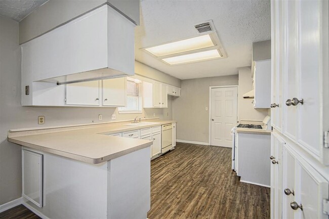 Building Photo - 22807 Canyon Lake Dr