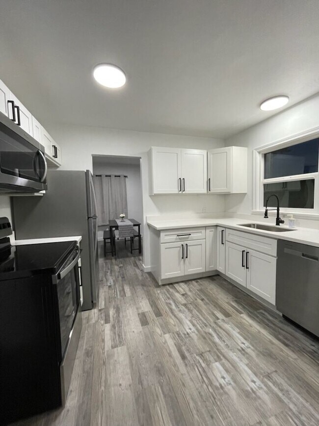 Building Photo - Room for rent in shared home near UP
