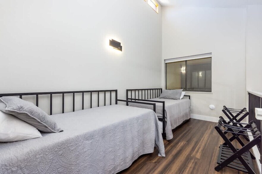 Building Photo - 815 Columbine Rd