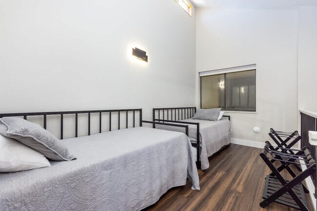 Building Photo - 815 Columbine Rd