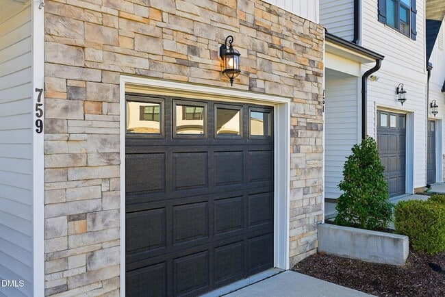 Building Photo - 759 Putney Hl Rd