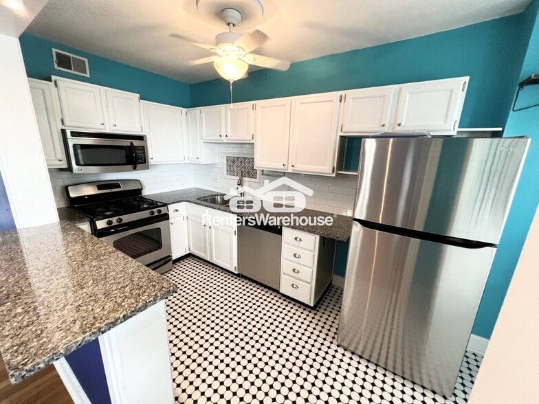 Building Photo - 406 E 43rd St