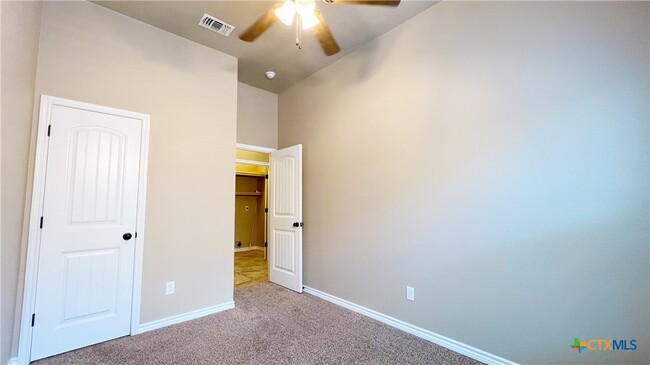 Building Photo - 405 Sladecek Dr