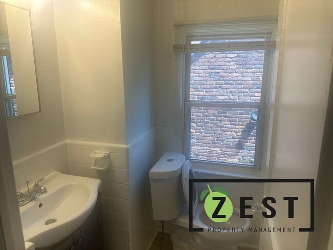 Building Photo - WELCOME HOME! 3BDRM 1.5BTH w/ GARAGE!!! AN...