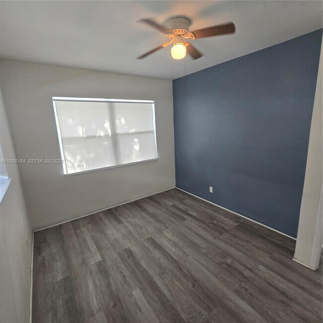 Building Photo - 108 SE 10th Ave