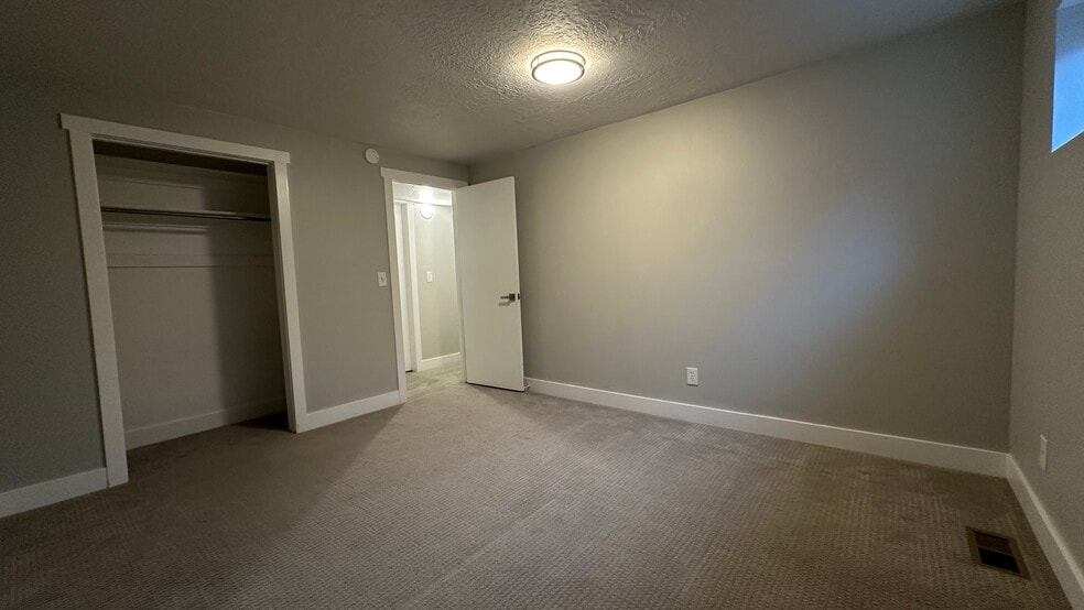 Building Photo - 894 E 840 N