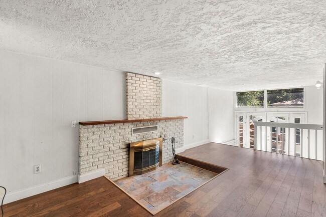 Building Photo - 135 S Path