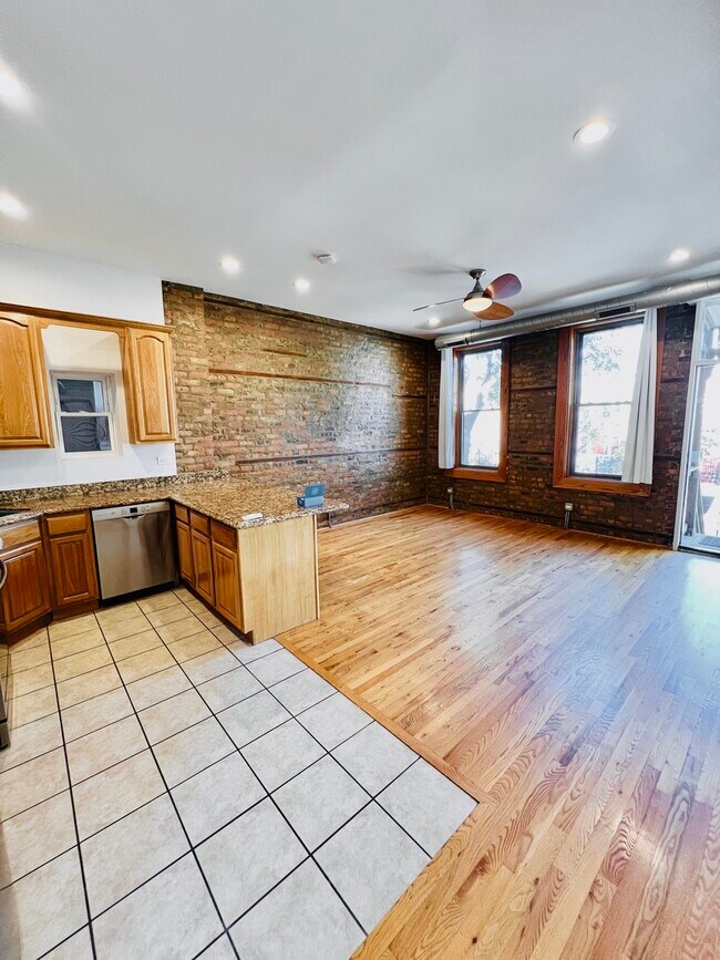 Building Photo - 1639 W 21st Pl