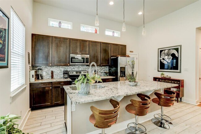 Building Photo - 1161 Ridgeway Dr