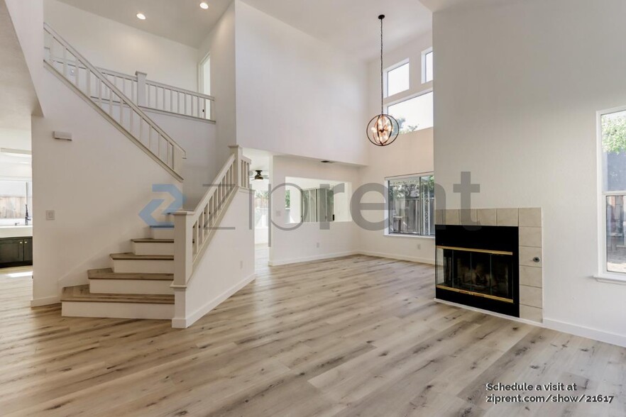 Building Photo - 741 Vinca Ct
