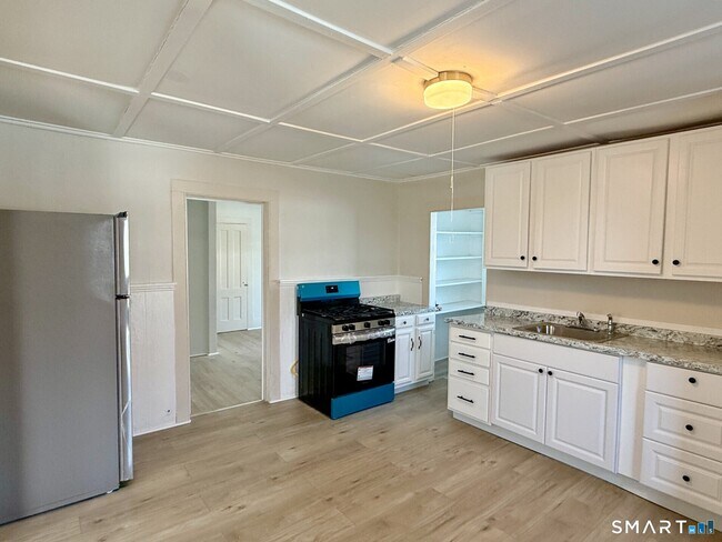 Building Photo - 10 Riverside Ave