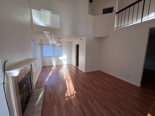 Building Photo - Freshly painted Pocket home close to schools and shopping.