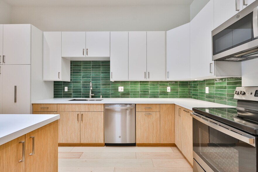 Lots of storage - 3211 5th Ave